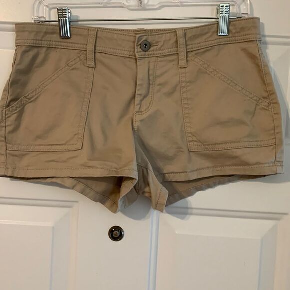 Arizona size 9 khaki shorts NWOT - Picture 1 of 7